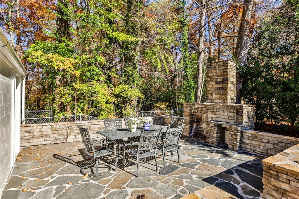 647 Longwood Drive NW