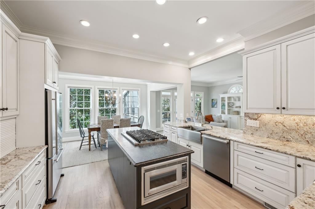 835 Springside Court NE