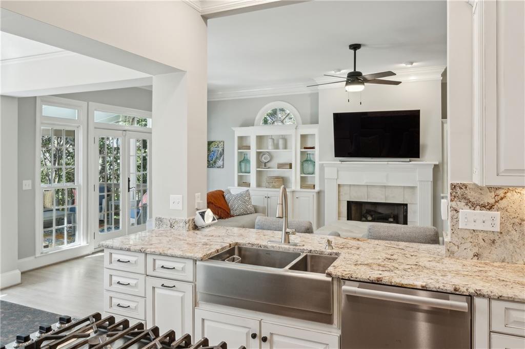 835 Springside Court NE