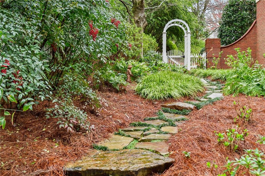 835 Springside Court NE