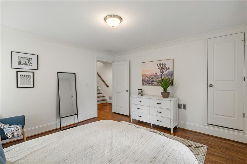 348 Lakemoore Drive NE