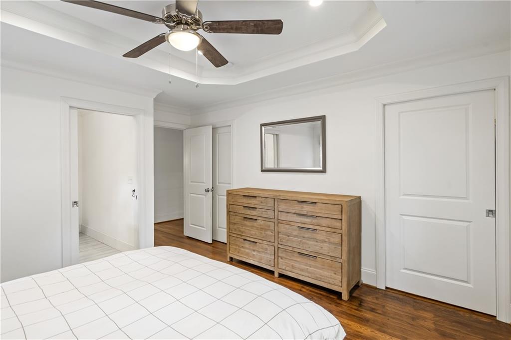 348 Lakemoore Drive NE