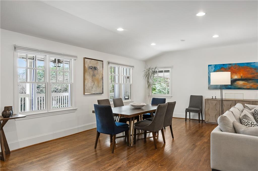 348 Lakemoore Drive NE