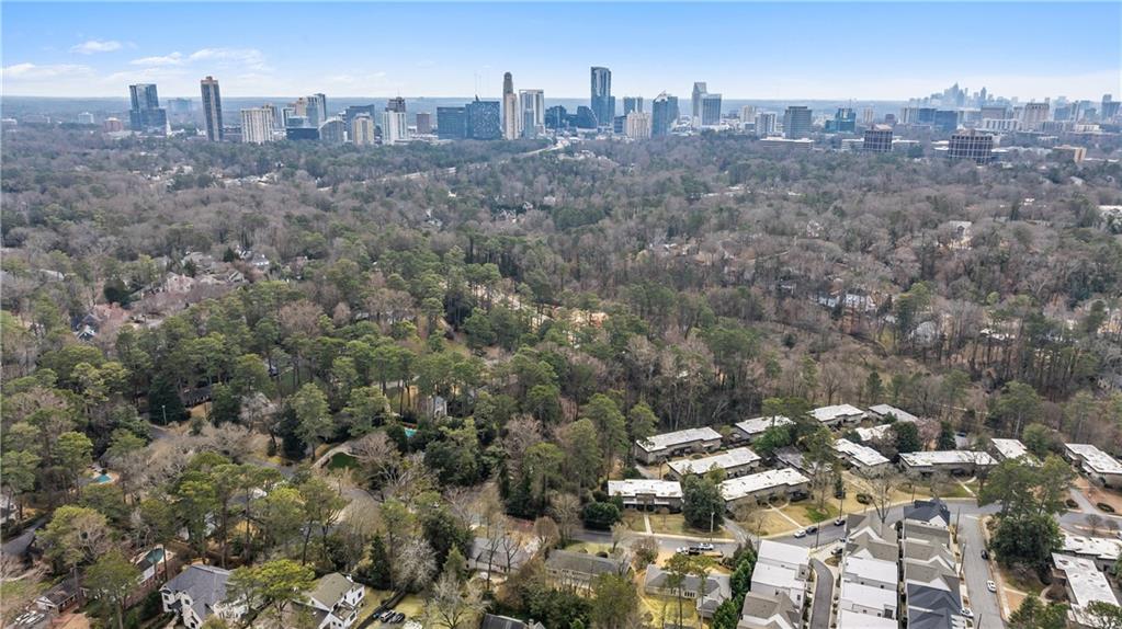 348 Lakemoore Drive NE