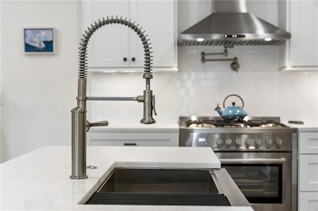 348 Lakemoore Drive NE