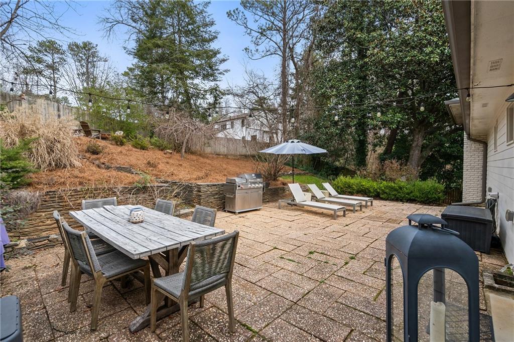 348 Lakemoore Drive NE