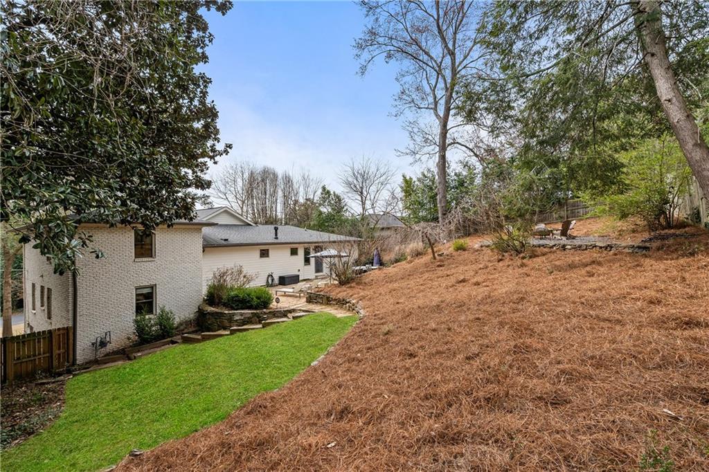 348 Lakemoore Drive NE