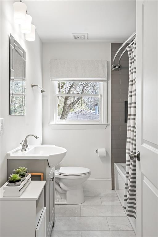 348 Lakemoore Drive NE