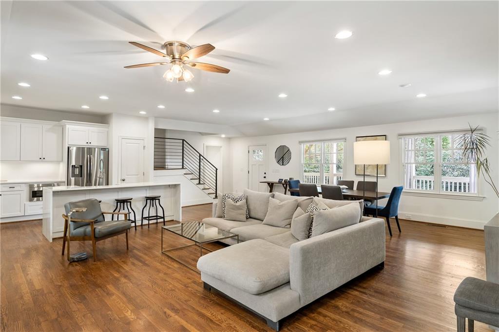 348 Lakemoore Drive NE