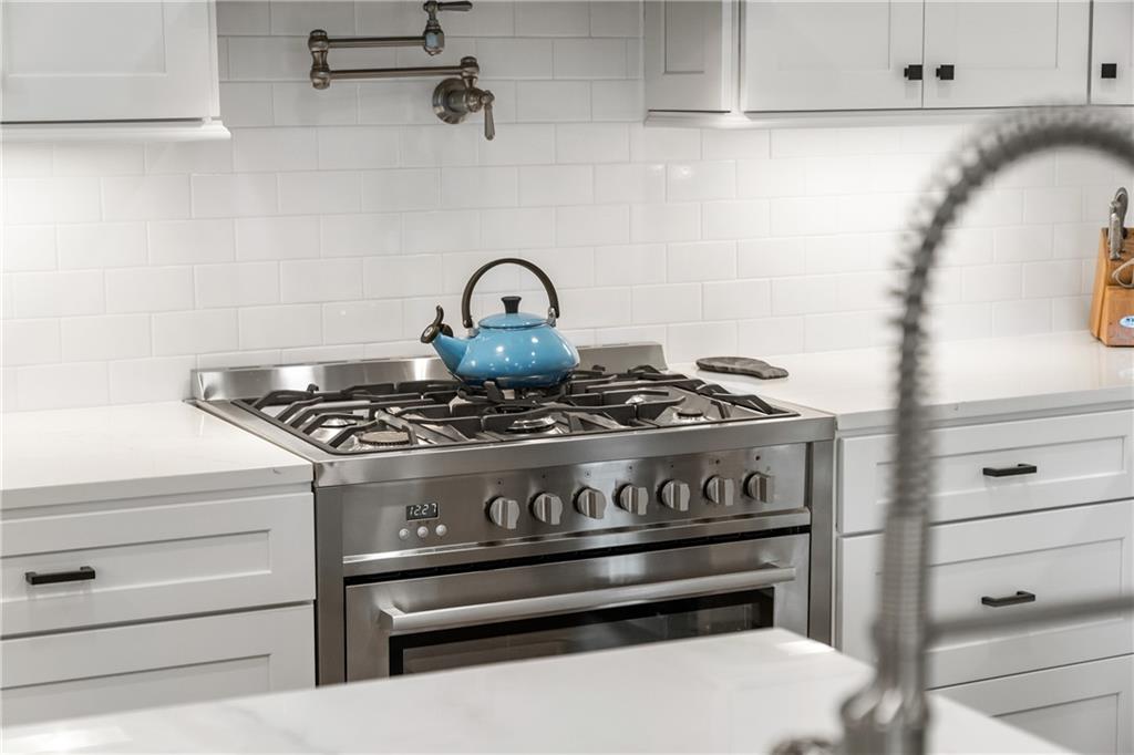 348 Lakemoore Drive NE