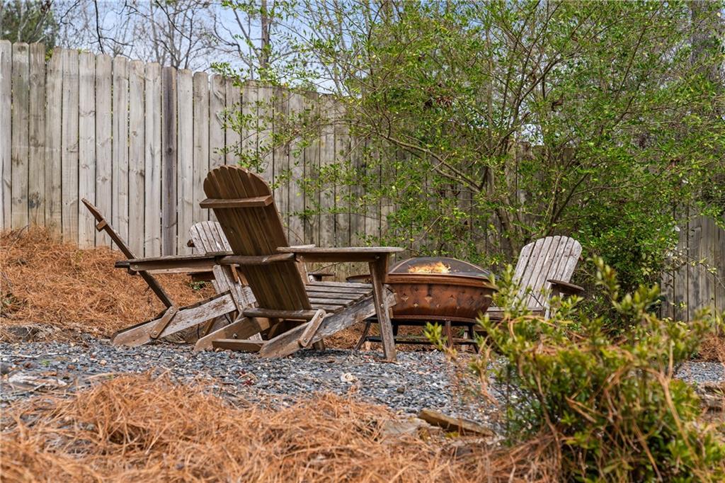 348 Lakemoore Drive NE