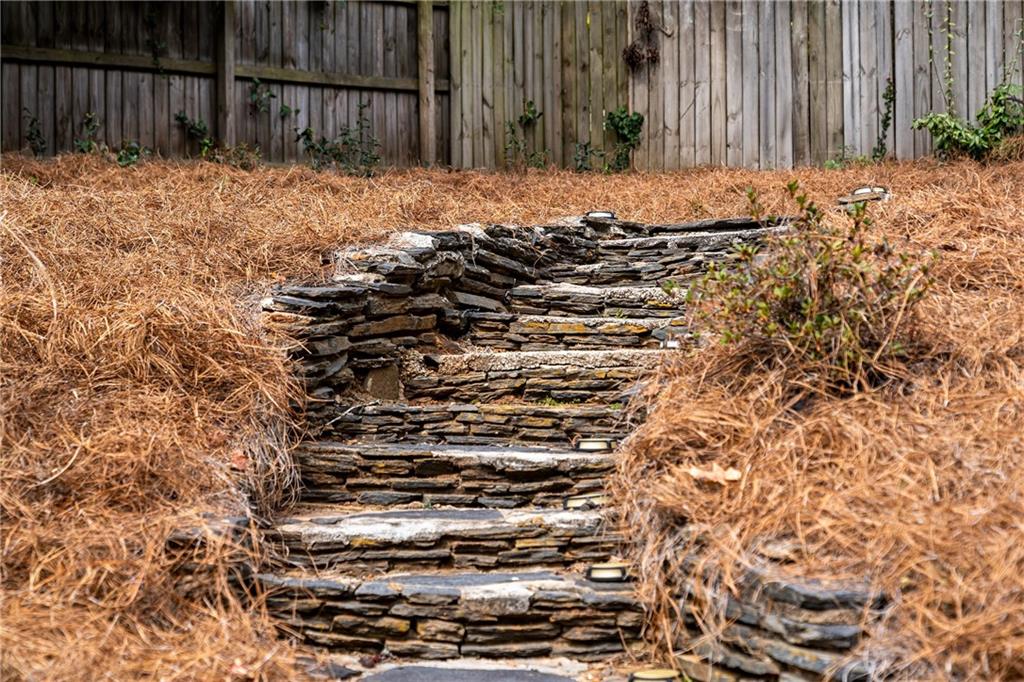 348 Lakemoore Drive NE