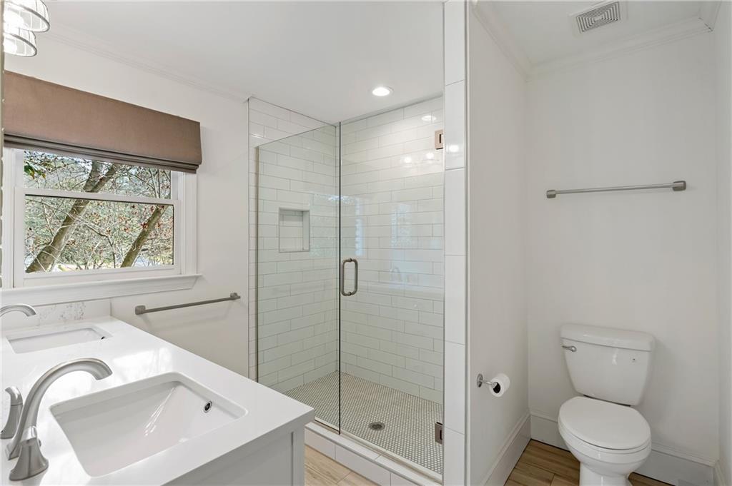 348 Lakemoore Drive NE