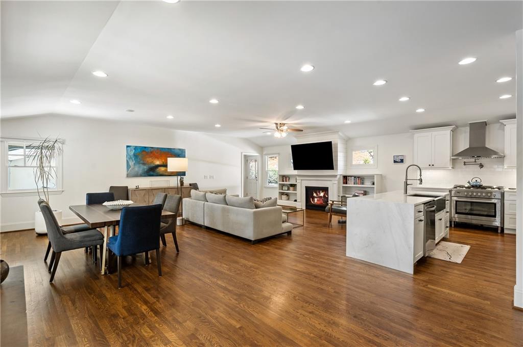 348 Lakemoore Drive NE