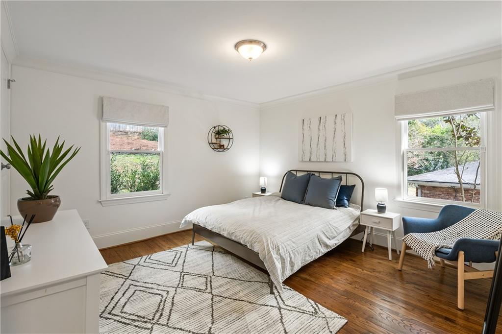 348 Lakemoore Drive NE