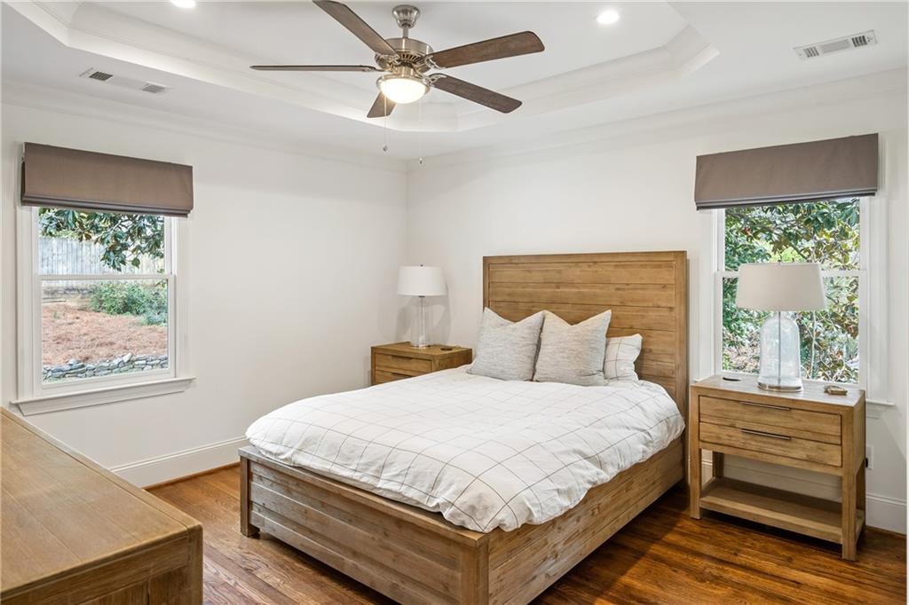 348 Lakemoore Drive NE