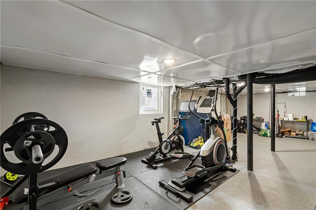 348 Lakemoore Drive NE