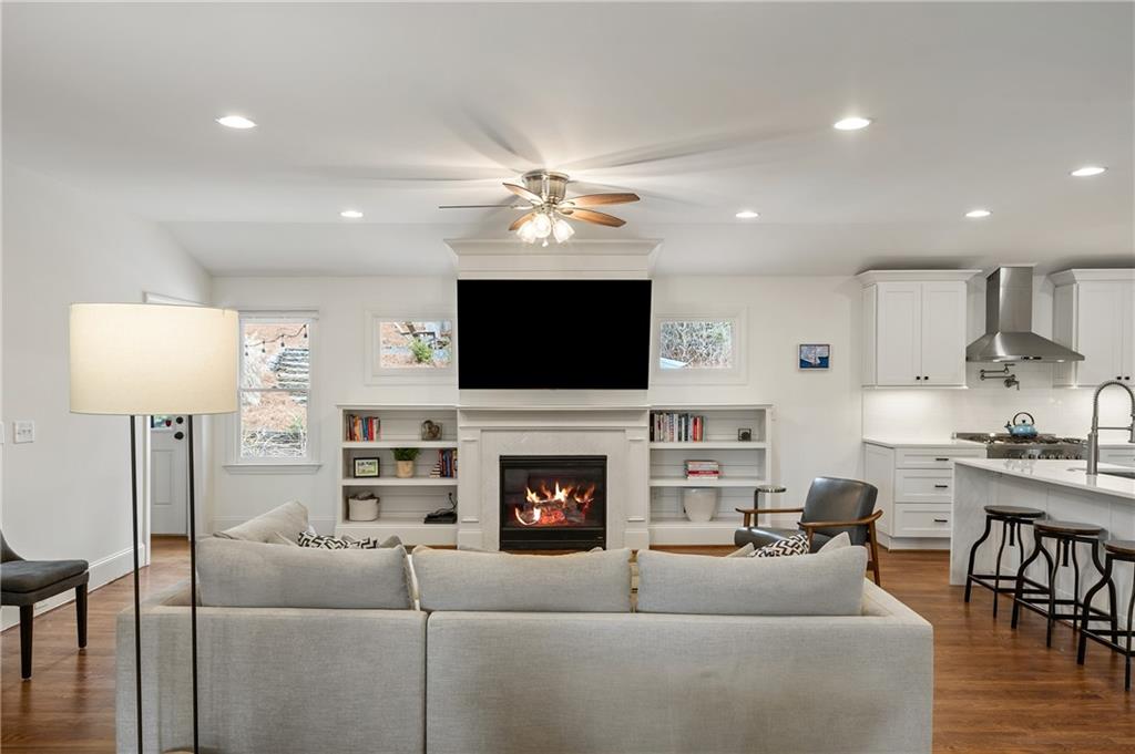 348 Lakemoore Drive NE