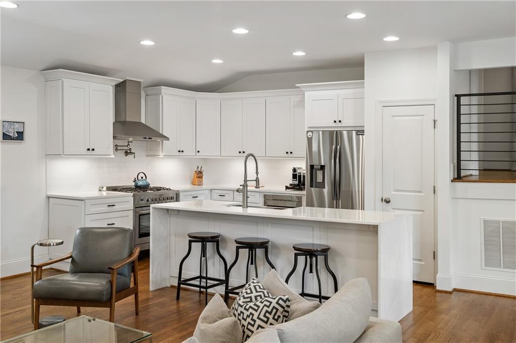 348 Lakemoore Drive NE