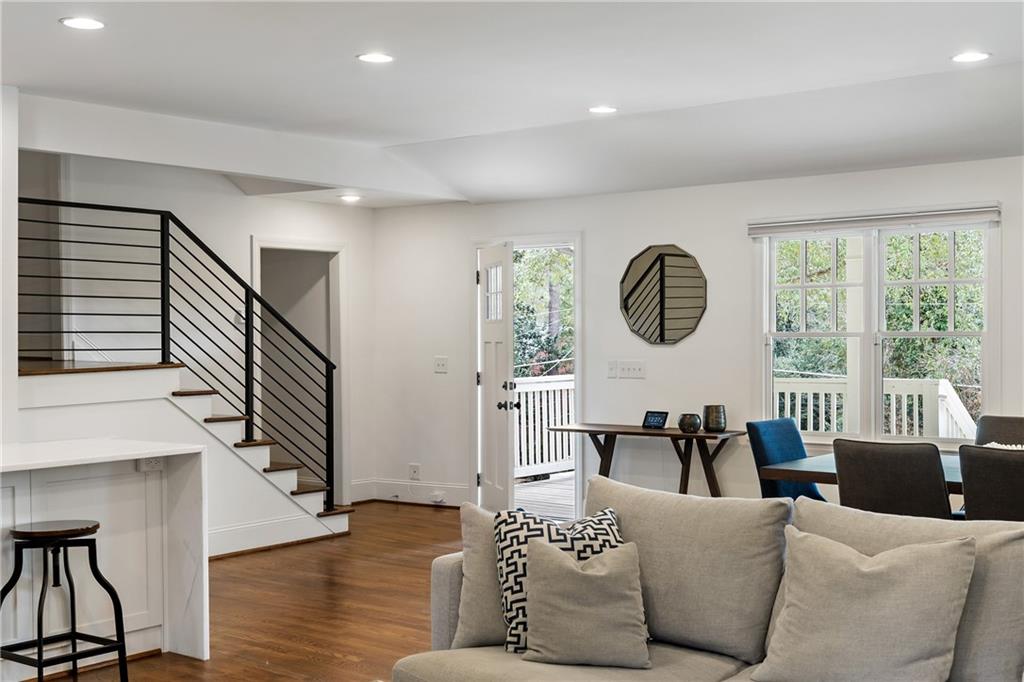 348 Lakemoore Drive NE