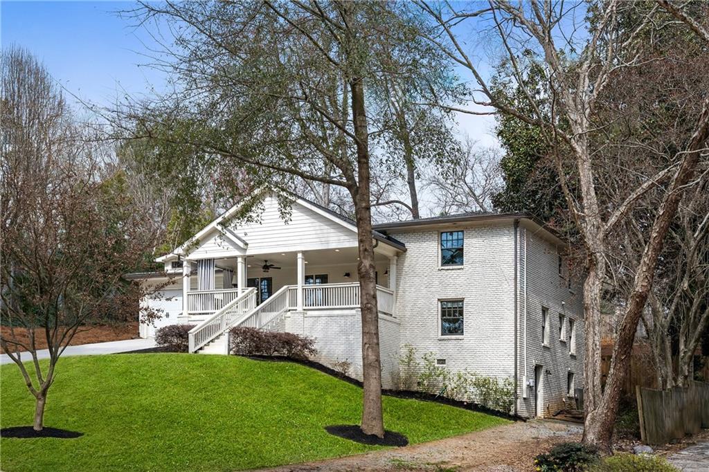 348 Lakemoore Drive NE