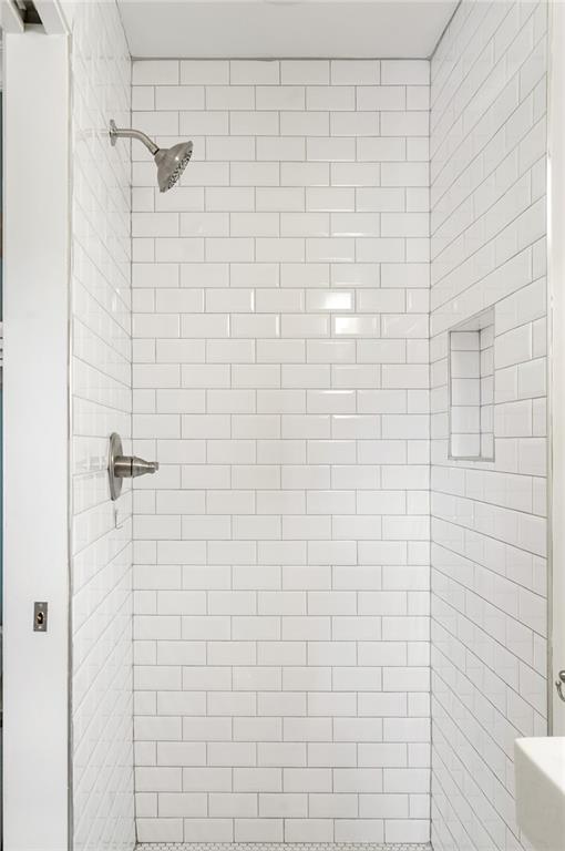 348 Lakemoore Drive NE