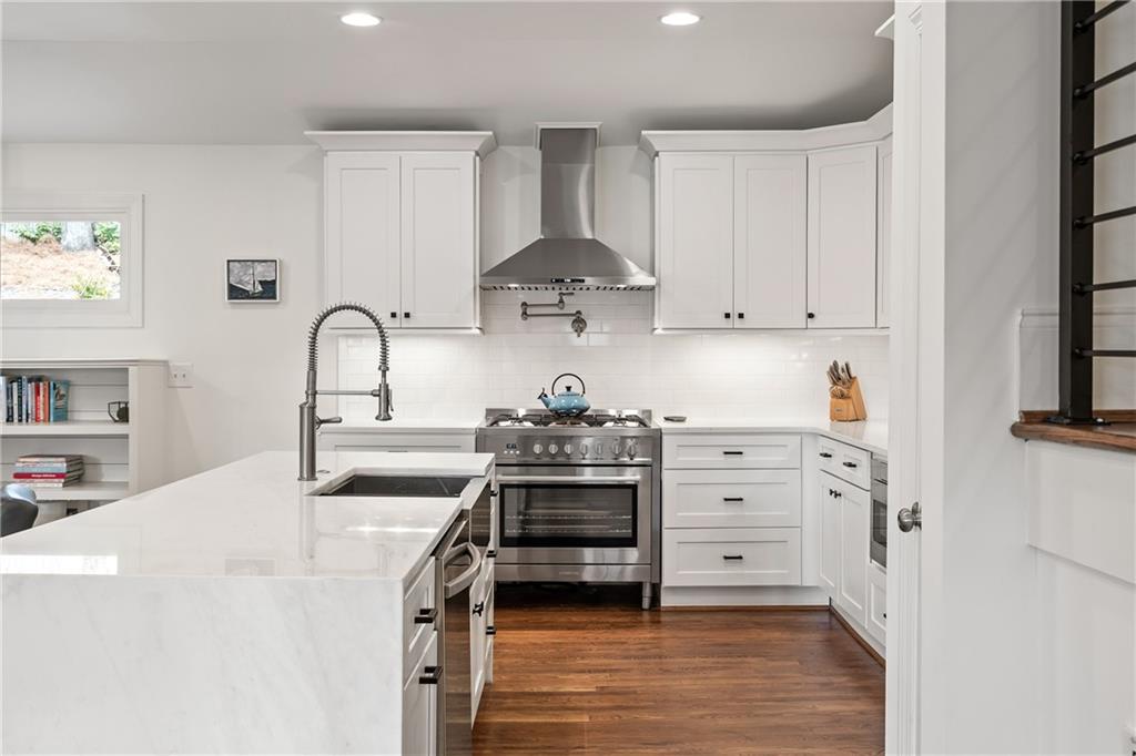 348 Lakemoore Drive NE