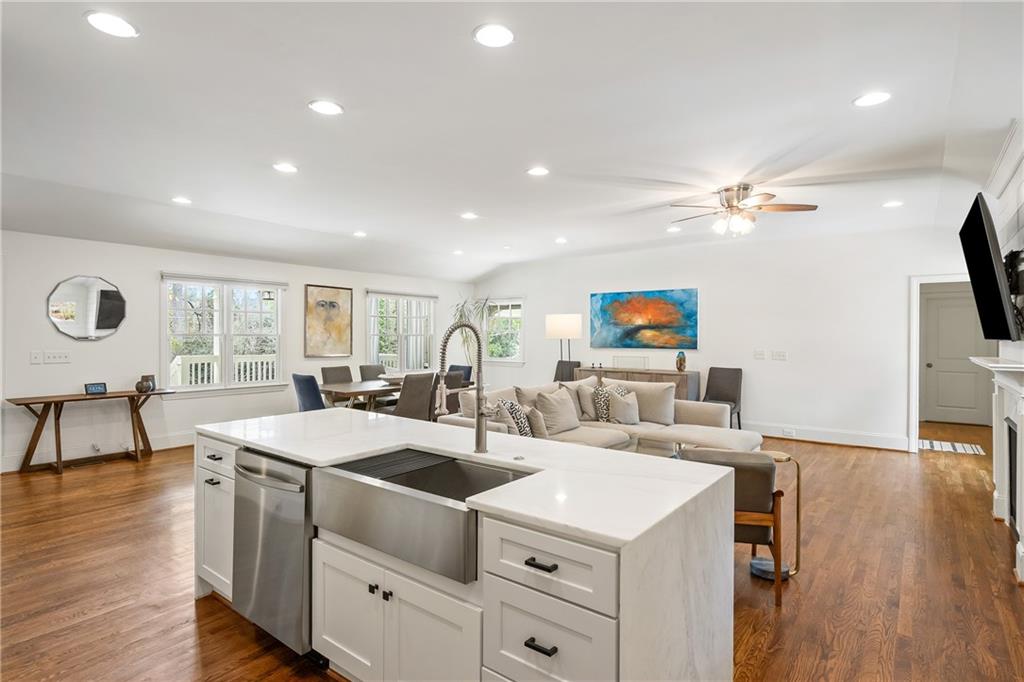 348 Lakemoore Drive NE