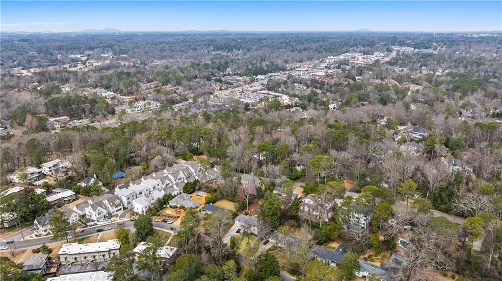 348 Lakemoore Drive NE