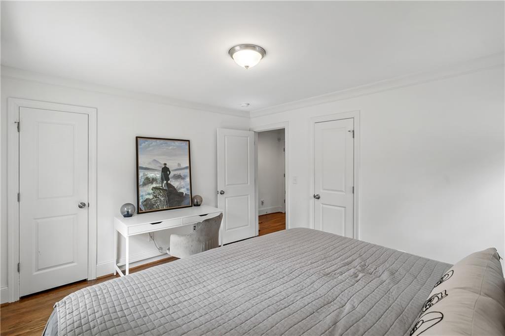 348 Lakemoore Drive NE