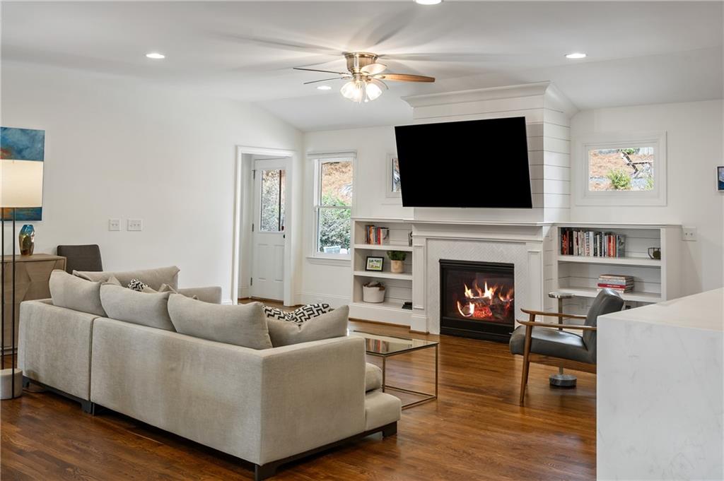 348 Lakemoore Drive NE