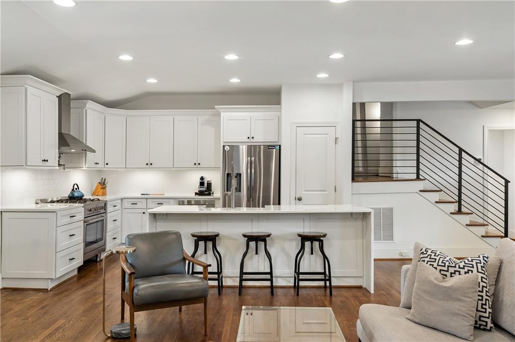 348 Lakemoore Drive NE