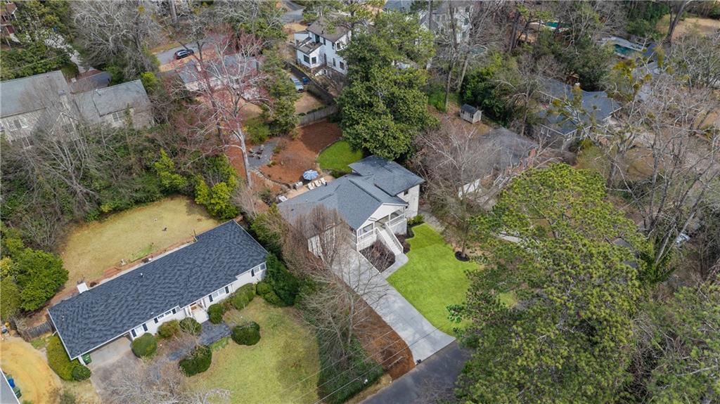 348 Lakemoore Drive NE