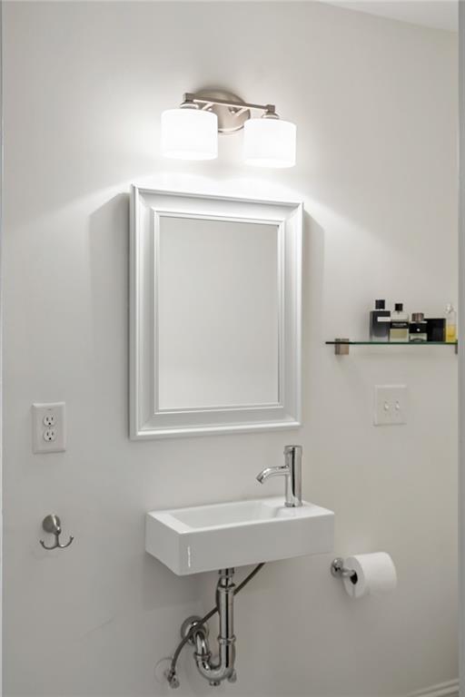 348 Lakemoore Drive NE