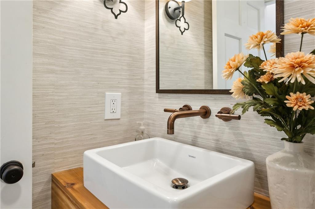 389 Valley Brook Drive NE