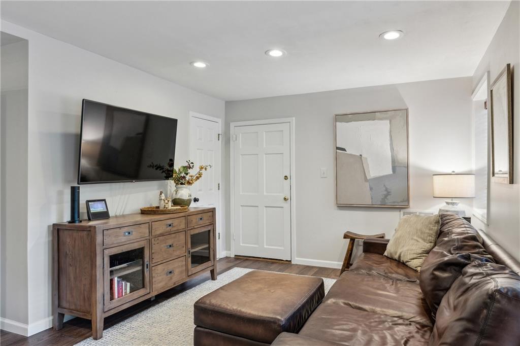 389 Valley Brook Drive NE