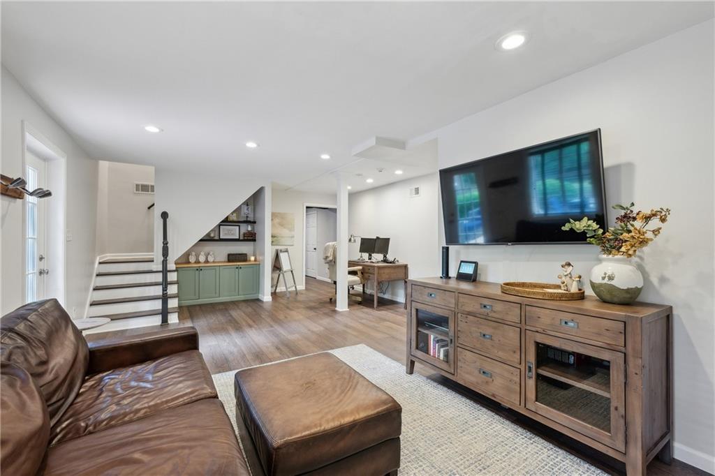 389 Valley Brook Drive NE