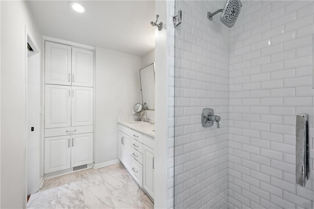 389 Valley Brook Drive NE