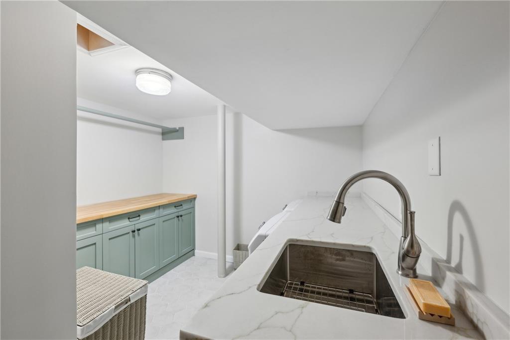 389 Valley Brook Drive NE