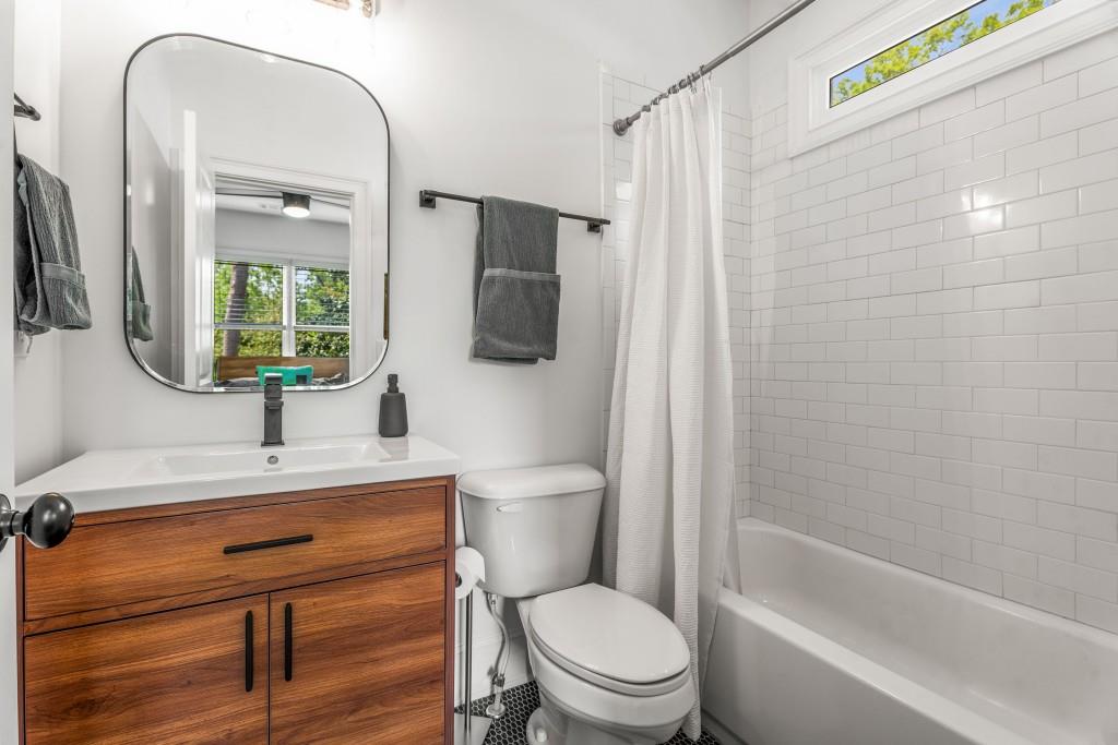 2537 Thompson Road NE