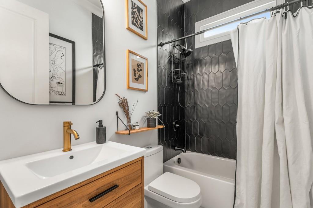 2537 Thompson Road NE