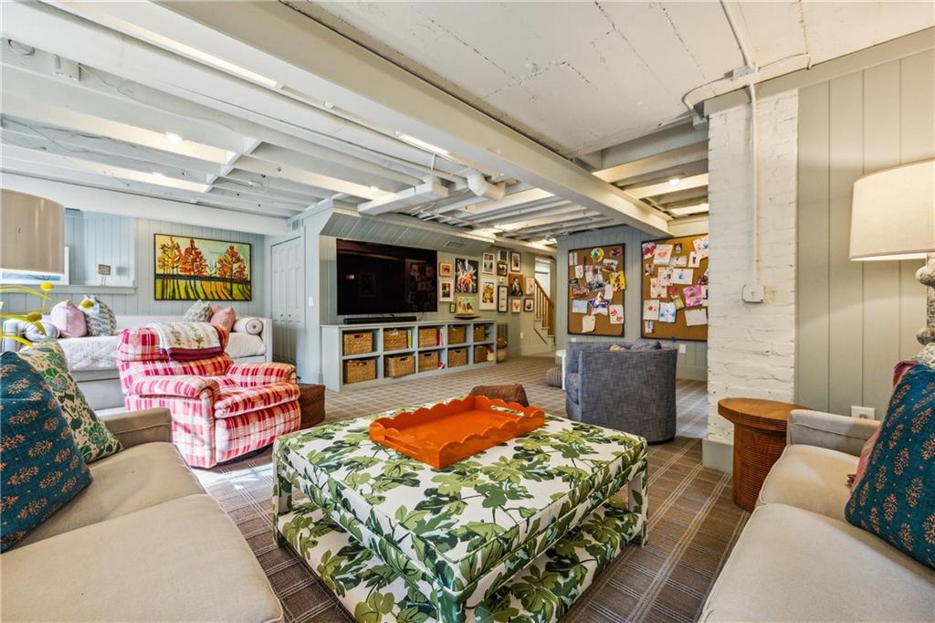 893 Plymouth Road NE