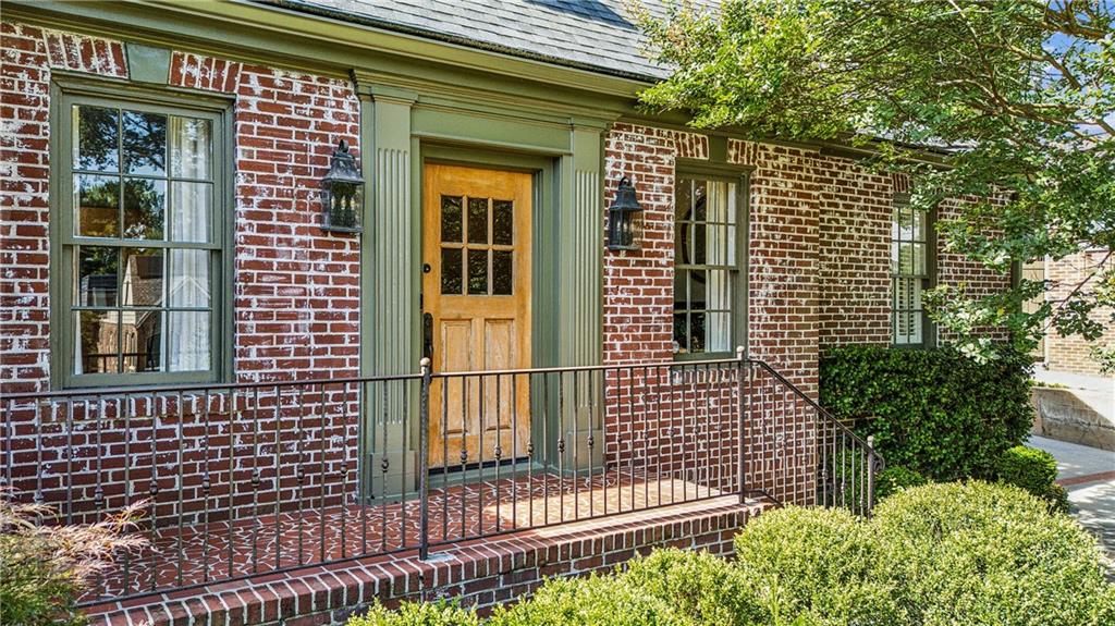 893 Plymouth Road NE