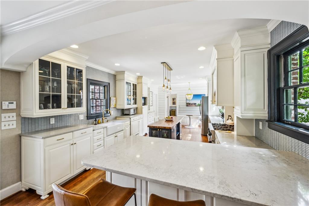 893 Plymouth Road NE