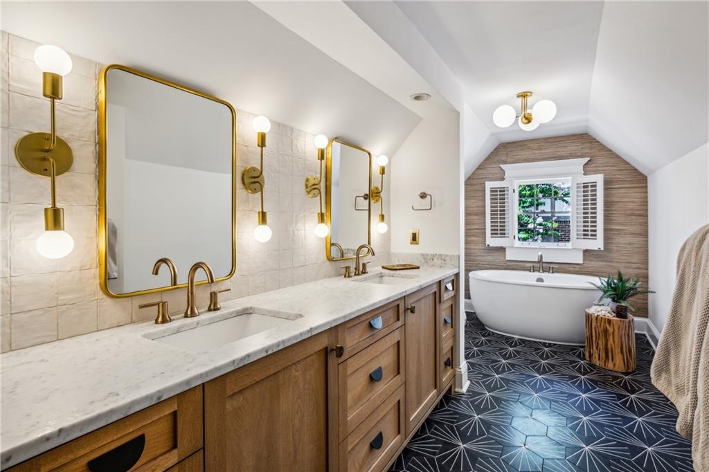 893 Plymouth Road NE