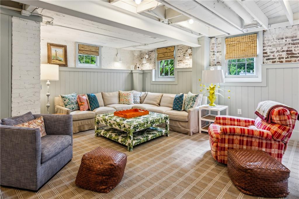 893 Plymouth Road NE