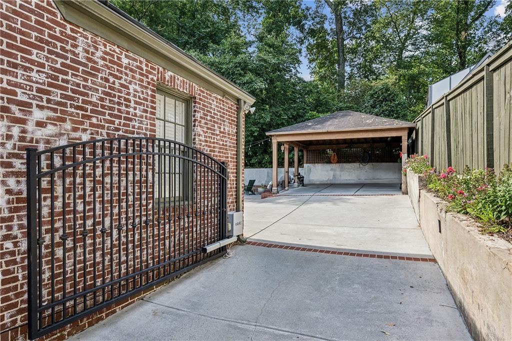 893 Plymouth Road NE