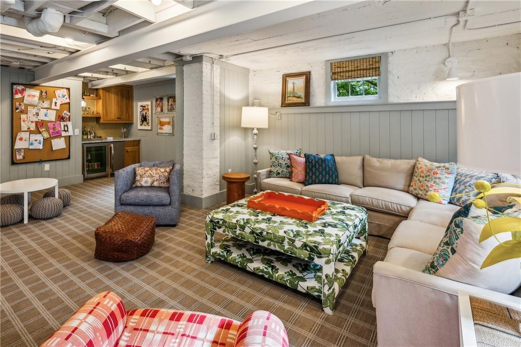 893 Plymouth Road NE