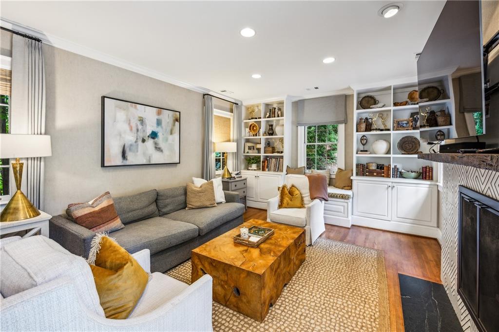 893 Plymouth Road NE