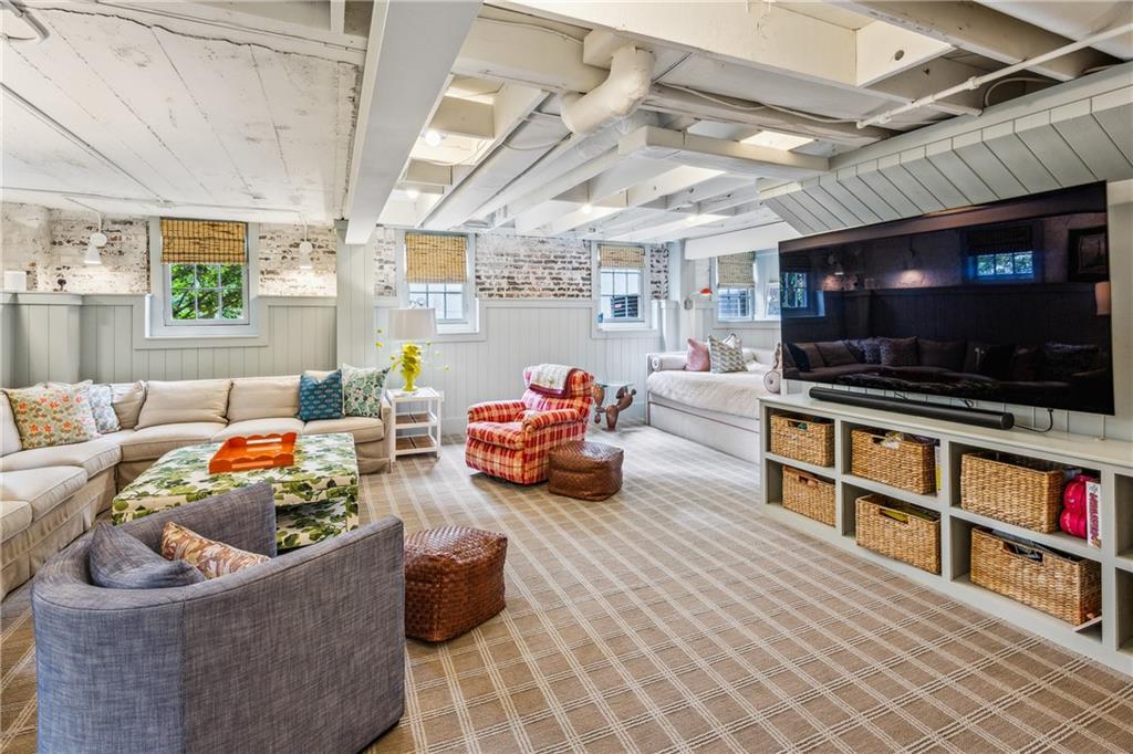 893 Plymouth Road NE